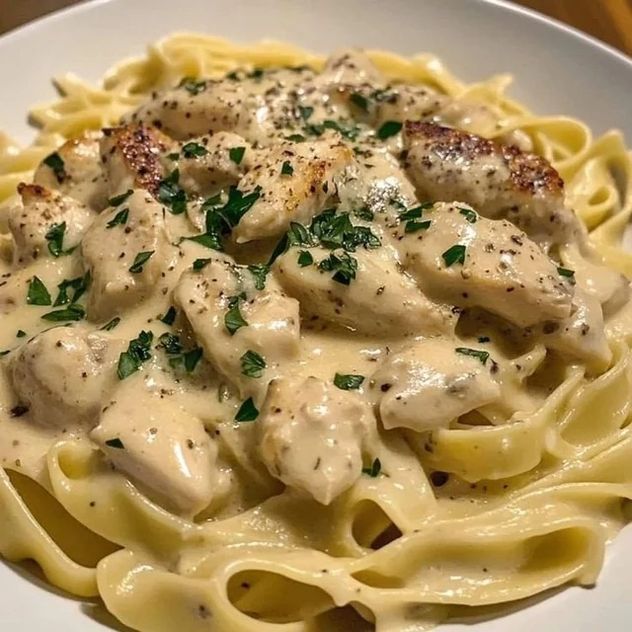 Cómo hacer pastas con pollo cremosas en pocos minutos.