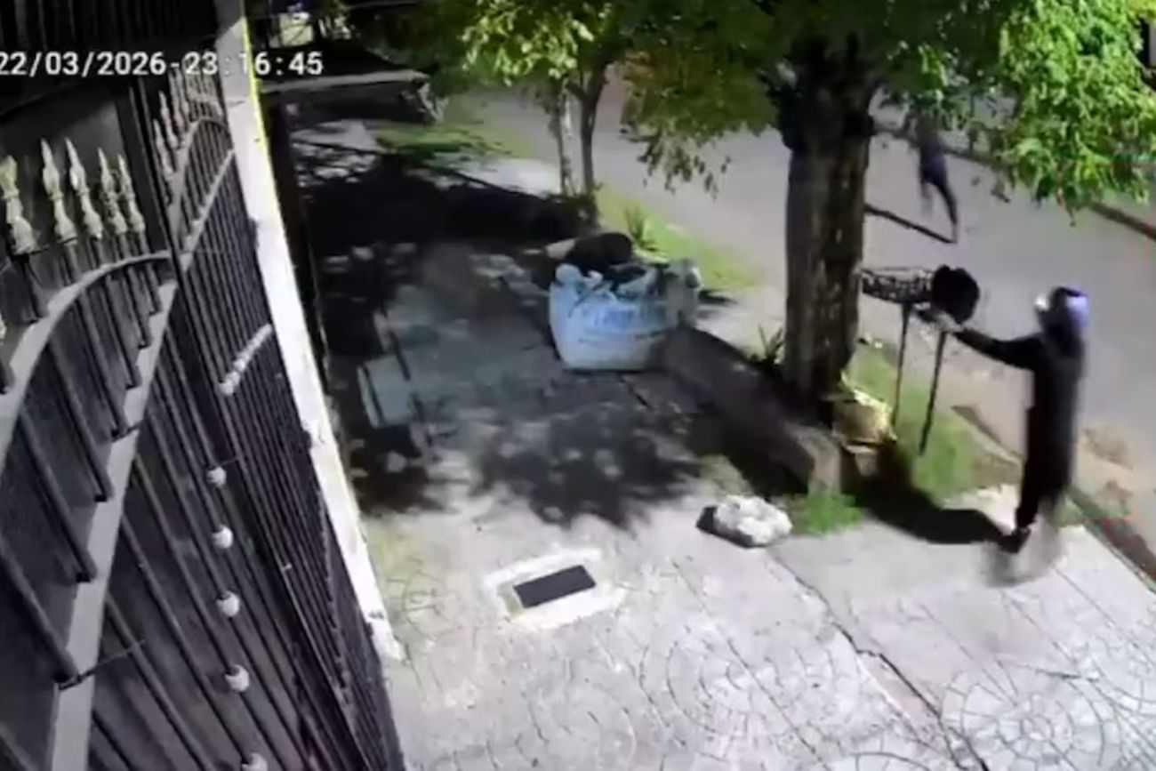 Motochorros dispararon cuatro veces contra un joven durante un intento de robo en Buenos Aires