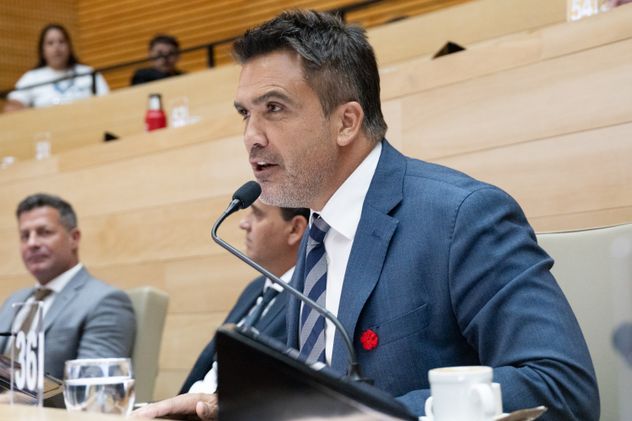 Torres fue el encargado de cerrar el debate y cuestionó algunos dichos de la oposición. 