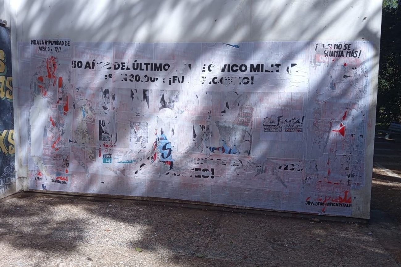 El mural en homenaje a las 12 personas cuyos restos fueron reocnocidos en un enterramiento en La Perla fue vandalizado.