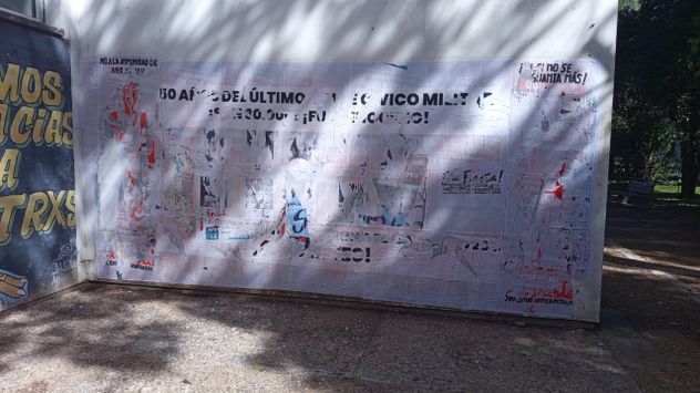 El mural en homenaje a las 12 personas cuyos restos fueron reocnocidos en un enterramiento en La Perla fue vandalizado.