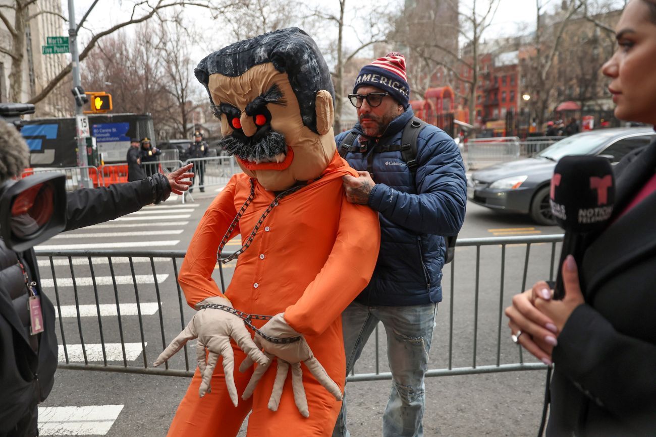 Un manifestante arrastra una efigie del expresidente venezolano Nicolás Maduro frente al tribunal federal de Manhattan, antes de una audiencia preliminar en el caso de narcotráfico de Maduro, el jueves 26 de marzo de 2026, en Nueva York. 