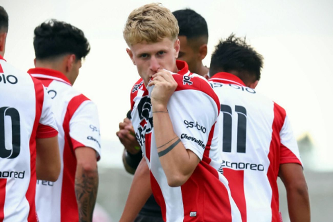 Baster se besa la camiseta después de un gol en la Reserva de Instituto. Es un jugador con ciento por ciento de ADN glorioso.