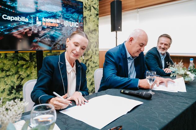 Acuerdo. María Belén Mendé, de R'Evolution, y Luis Macario, de la UIC, firmaron el convenio para la creación de la Academia de la Industria. (Gentileza UIC)