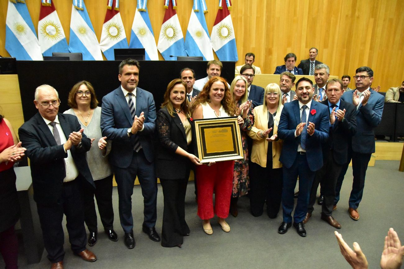 La vicegobernadora y los presidentes de los bloques, junto con legisladores en los homenajes en la sesión especial.