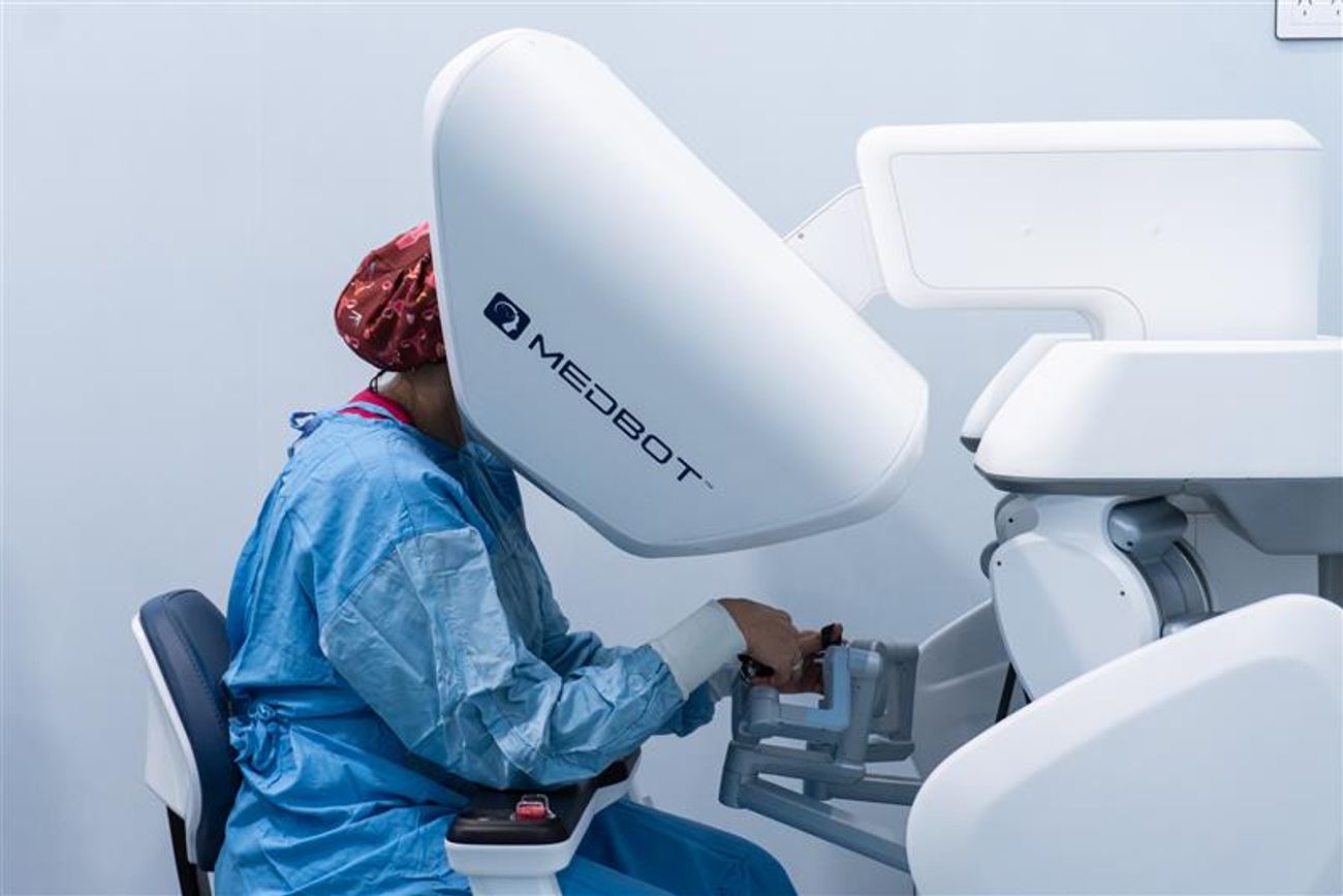 La cirugía robótica es una técnica quirúrgica mínimamente invasiva que utiliza un sistema robótico controlado por el cirujano desde una consola especializada.