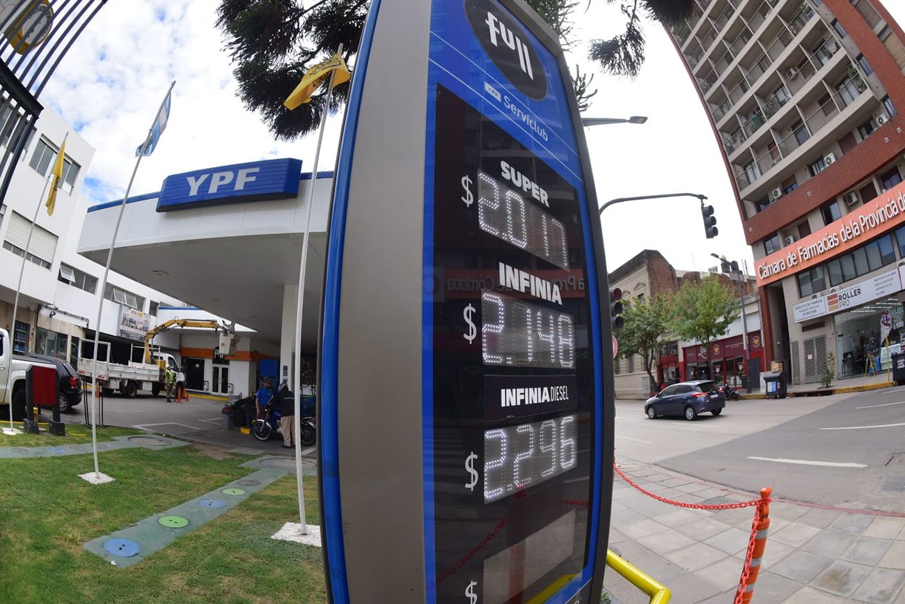 La nafta súper ya superó los $2.000 en las estaciones de YPF.