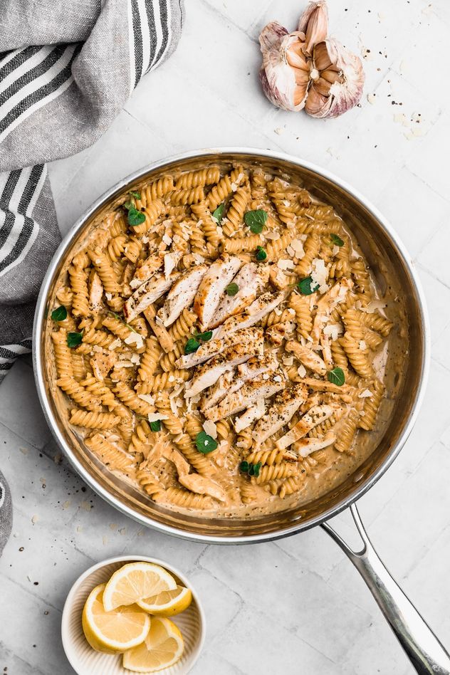 Cómo hacer pastas con pollo cremosas en pocos minutos.