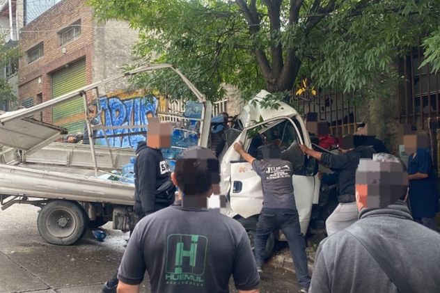 Fuerte choque en Córdoba: un conductor quedó atrapado y lo rescatan bomberos