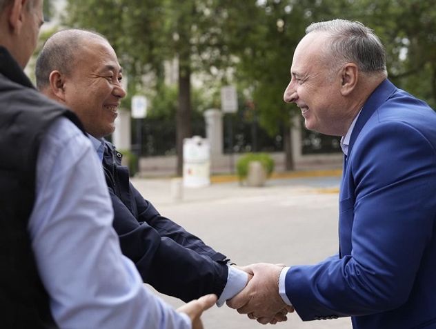 El intendente Accastello con representantes de empresa china que esta semana visita Villa María. 