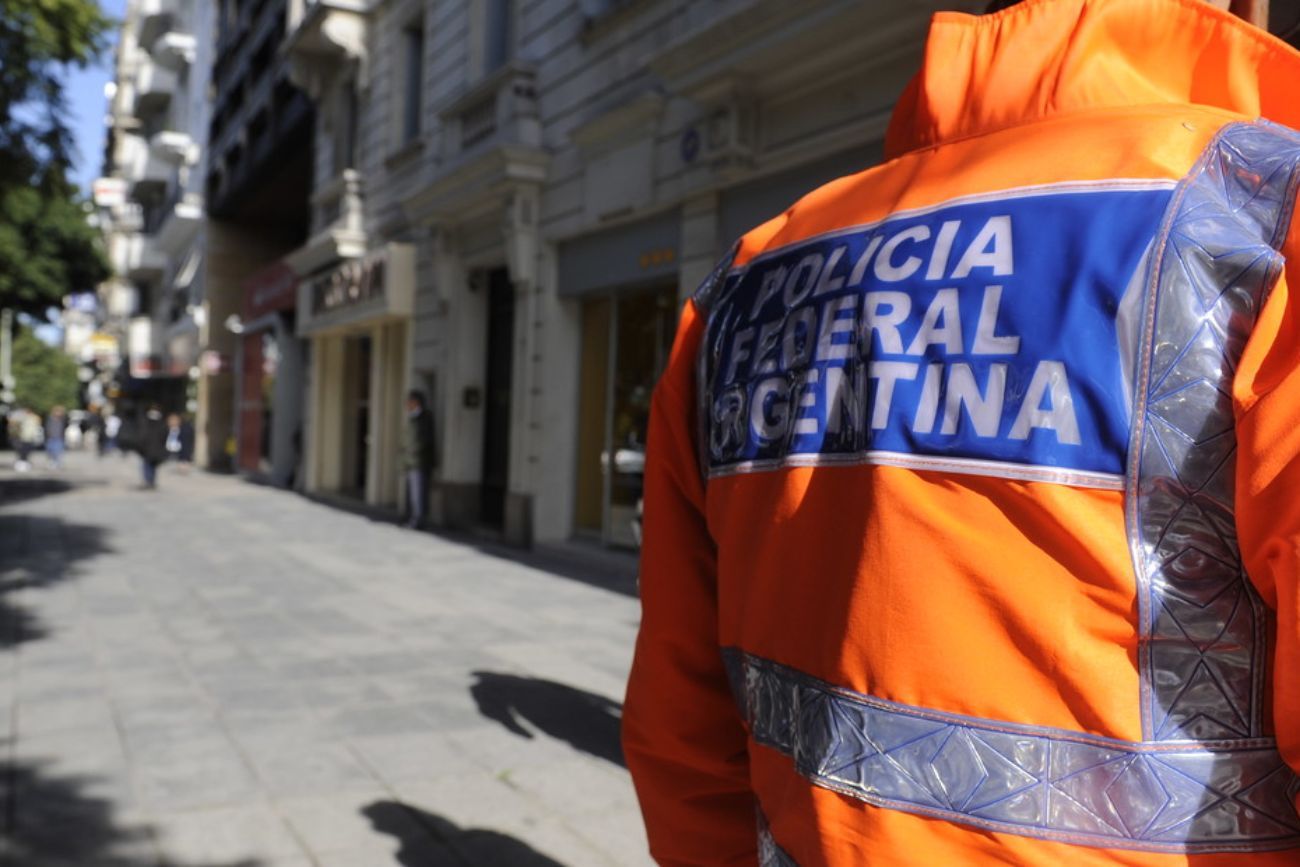 Asesinaron a un cabo de la Policía Federal: "motochorros" lo mataron para robarle la moto frente a un supermercado