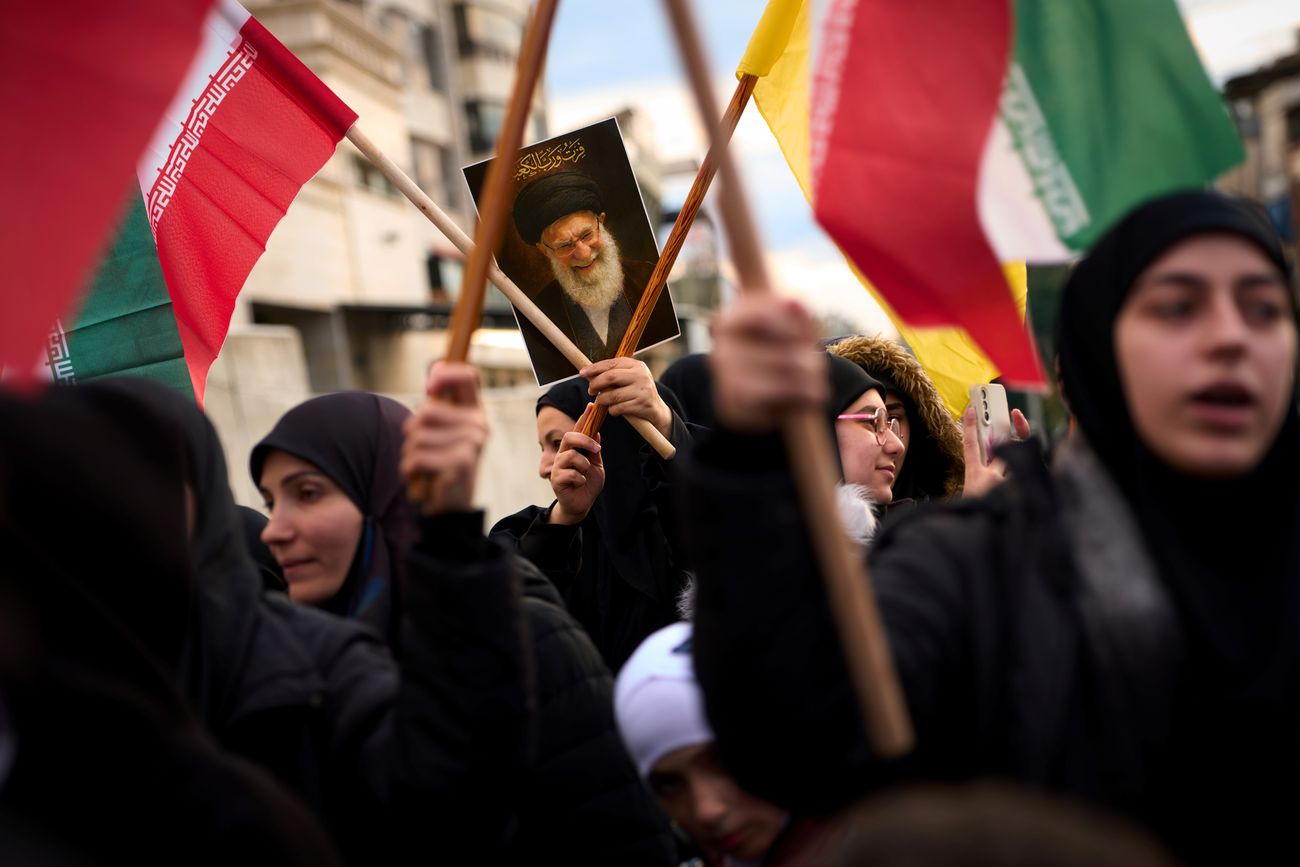 Una mujer sostiene un retrato del difunto Líder Supremo de Irán, el ayatolá Ali Khamenei, durante una protesta frente a la embajada de Irán, donde docenas de personas se reunieron agitando banderas de Hezbolá e Irán en solidaridad con la República Islámica, en Beirut, Líbano, el jueves 26 de marzo de 2026. (Foto AP/Emilio Morenatti)