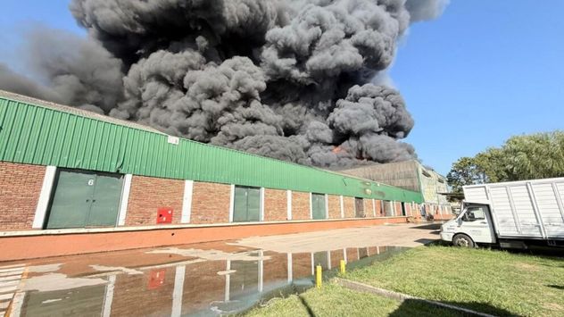 Voraz incendio destruye un depósito de pinturas en Francisco Álvarez.