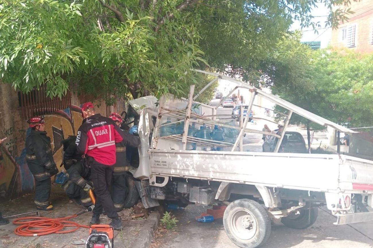 Fuerte choque en Córdoba: un conductor quedó atrapado y lo rescatan bomberos