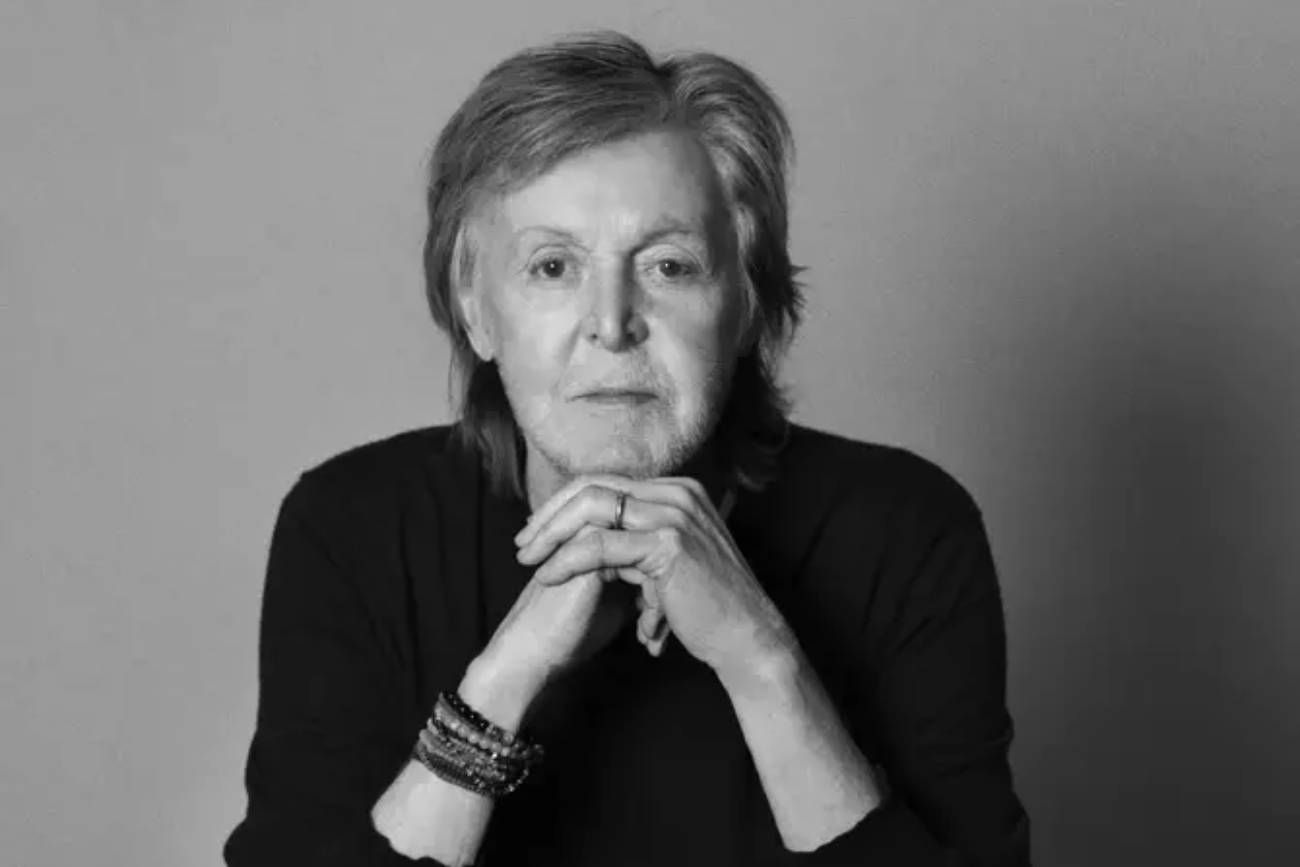Paul McCartney mira a cámara luego de mirar hacia atrás a la hora de componer. (Gentileza Mary McCartney)