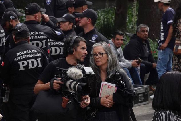 Miguel Tovar y Paula Mónaco Felipe en su campo de acción. Al dúo, la docuserie "La fiscal" le demando cuatro años de trabajo. (Gentileza Graciela López Herrera)