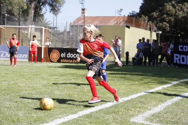 Baster defendiendo los colores del colegio de Instituto en el torneo de Fútbol Infantil.