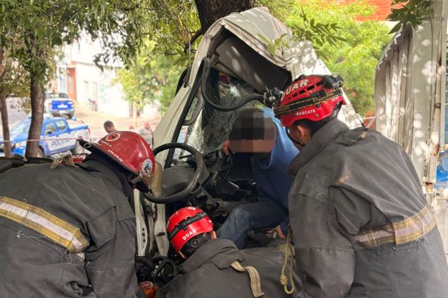 Fuerte choque en Córdoba: un conductor quedó atrapado y lo rescatan bomberos