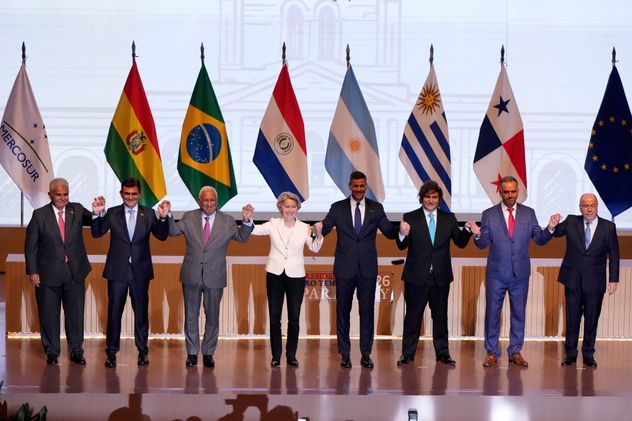 El presidente de Panamá, José Raúl Mulino; el presidente de Bolivia, Rodrigo Paz; el presidente del Consejo Europeo, Antonio Costa; la presidenta de la Comisión Europea, Ursula von der Leyen; el presidente de Paraguay, Santiago Peña; el presidente de Argentina, Javier Milei; el presidente de Uruguay, Yamandu Orsi; y el ministro de Relaciones Exteriores de Brasil, Mauro Vieira, posan para una foto grupal durante una reunión para firmar un acuerdo de libre comercio entre la Unión Europea y Mercosur. (AP)