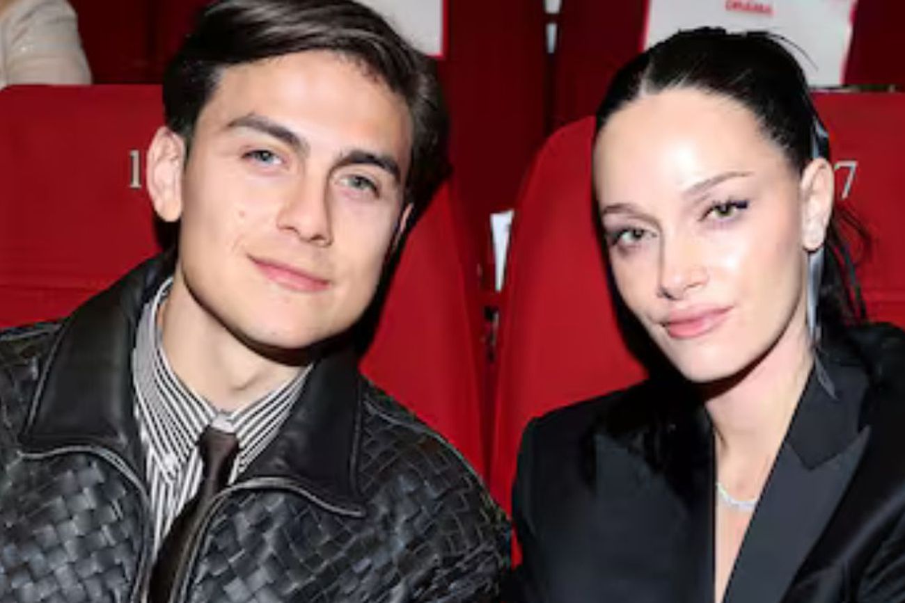Oriana Sabatini y Paulo Dybala brillaron con elegancia en la avant premiere y marcaron tendencia con looks coordinados y modernos.
