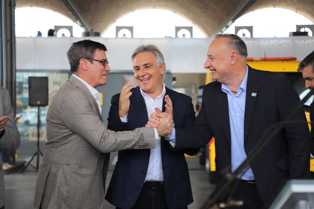 Autoridades del ACA nacional, de YPF, el gobernador Llayora y el intendente Accastello, en la inauguración de este viernes.