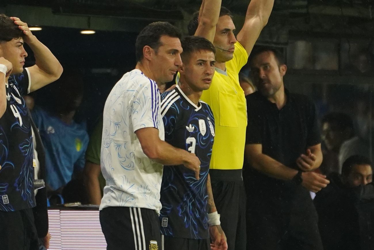Lionel Scaloni, entrenador de la selección argentina, durante el partido con Mauritania. (AP)