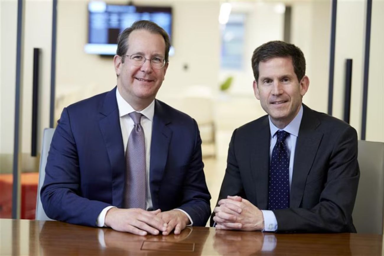 Christopher Bogart junto a Jon Molot, fundadores de Burford Capital. (Gentileza Infobae)