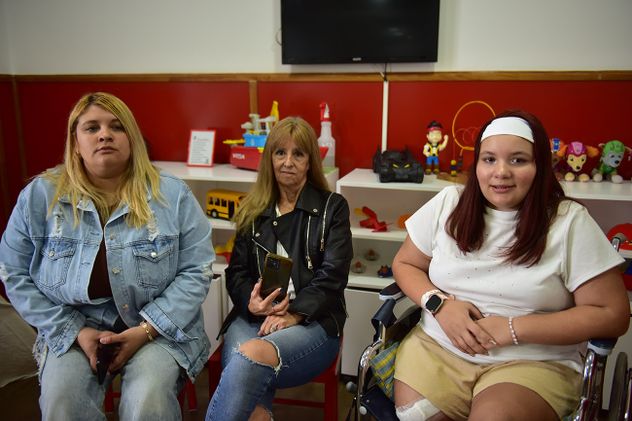 Jazmín Cabaglia (13), huésped en la Casa Ronald, junto con su mamá y su abuela.