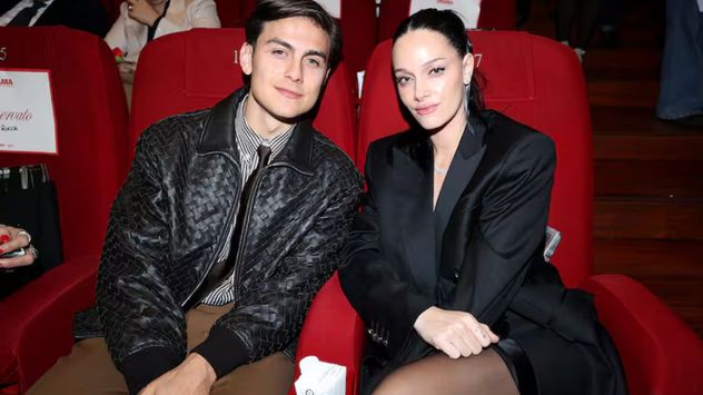 Oriana Sabatini y Paulo Dybala brillaron con elegancia en la avant premiere y marcaron tendencia con looks coordinados y modernos.