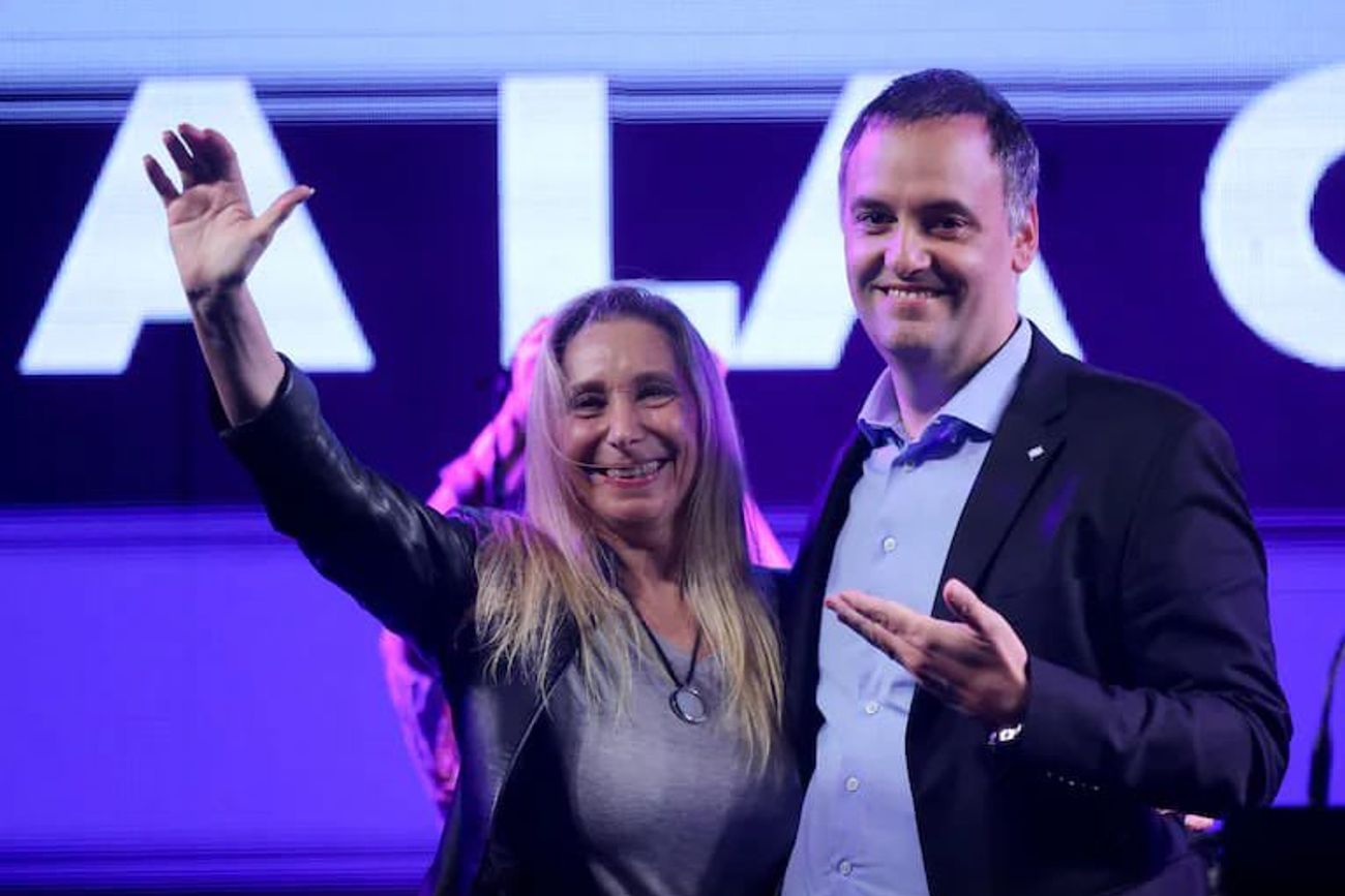 Karina Milei con Manuel Adorni, el complicado jefe de Gabinete que deberá dar explicaciones ante la Justicia. (La Voz / Archivo)