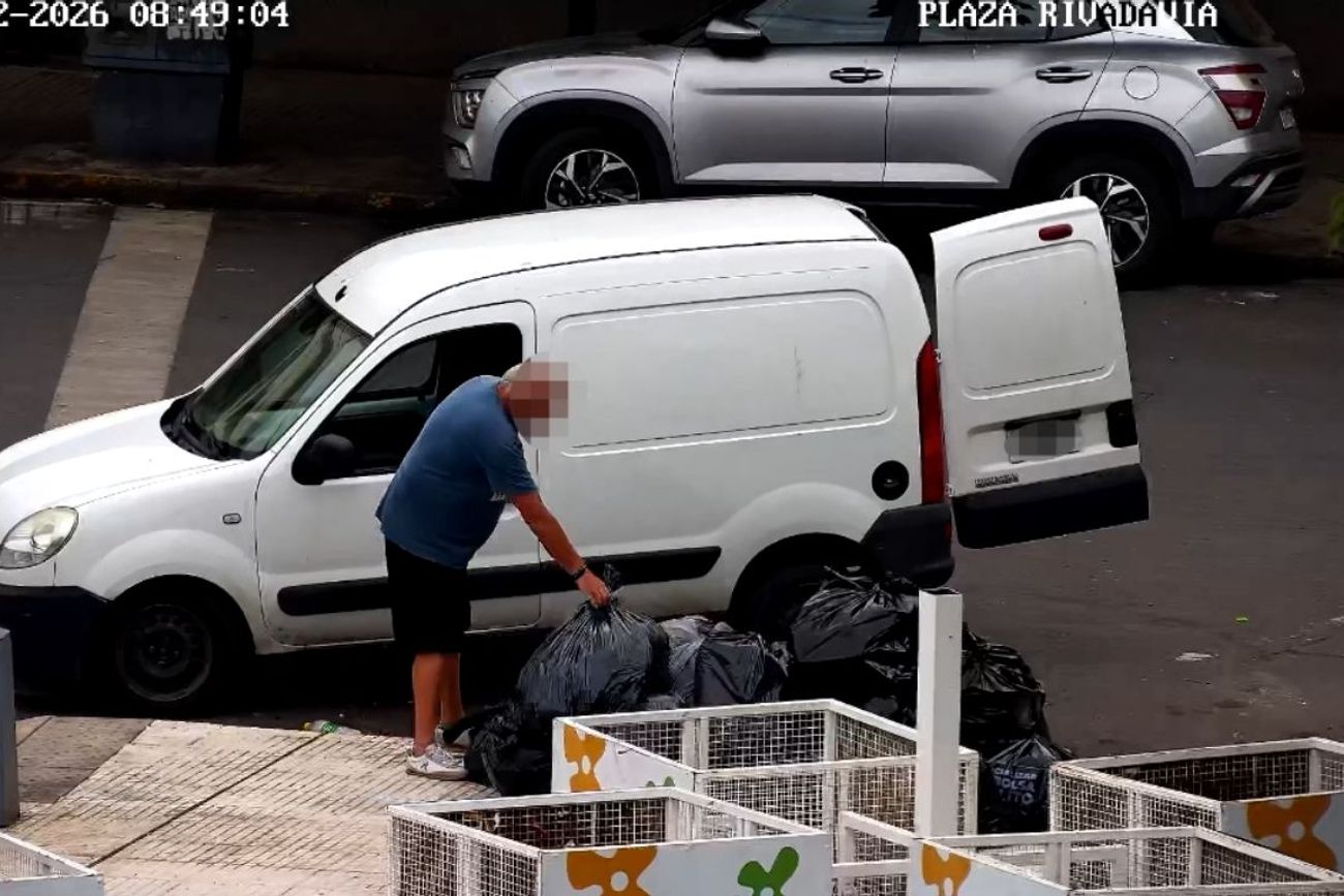 Se detectó que una persona tiraba cantidades de residuos en la plaza de Alta Córdoba. (Captura de la cámara de seguridad de la zona)