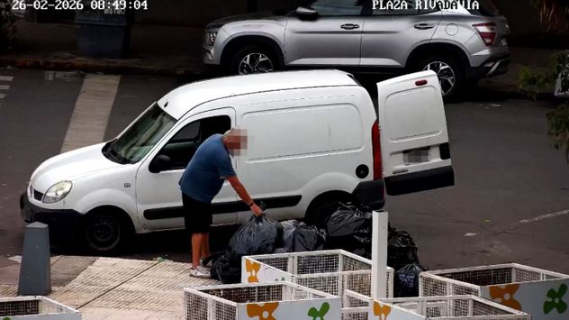 Se detectó que una empresa tira grandes cantidades de residuos en la plaza de Alta Córdoba. (Captura de la cámara de seguridad de la zona)