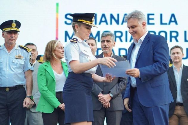 El gobernador Martín Llaryora en un acto policial.