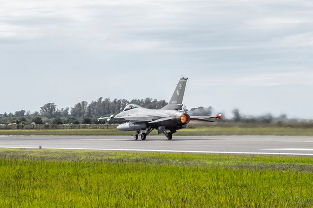Aviones F16 en Río Cuarto.