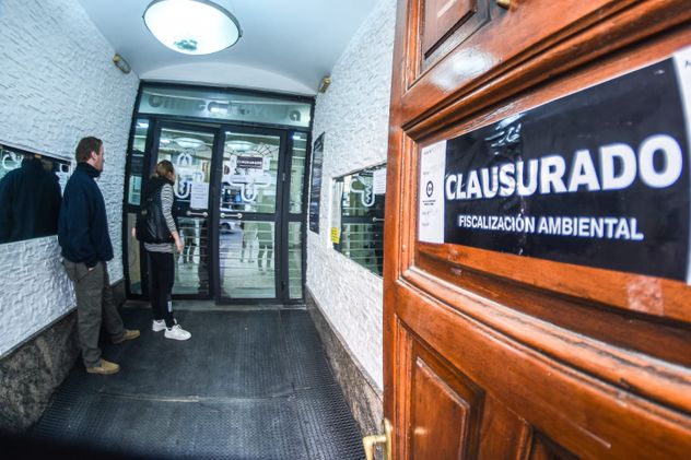 Clausura. En mayo de 2024 la clínica Chutro fue clausurada por residuos patógenos lanzados a la vía pública. (Archivo) 