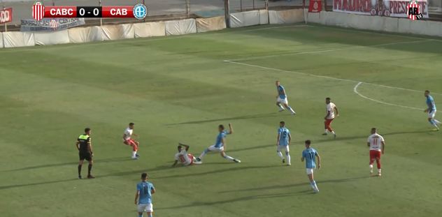 A Novillo lo expulsaron por una supuesta plancha. Luego hubo otra expulsión para el Pirata.
