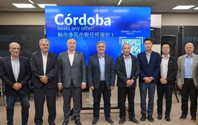 El gobernador Martín Llaryora, en Villa María, junto al intendente Eduardo Accastello, con empresarios chinos que están interesados en invertir en Córdoba. (Prensa Gobierno de Córdoba)