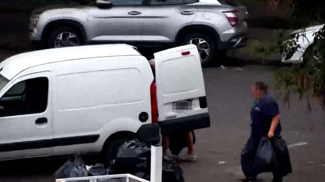 La otra captura: una mujer con la camiseta de una empresa de limpieza tira grandes cantidades de residuos en la plaza de Alta Córdoba. (Captura de la cámara de seguridad de la zona)