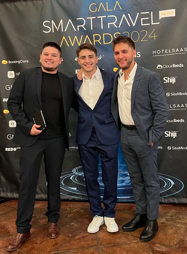 El equipo. Santiago Esmoris (COO), Agustín Albiero (CTO) y Gonzalo Rioja (CEO), de WeSpeak, en la entrega de los premios SmartTravel.