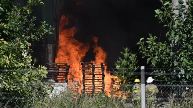 Se reavivó el incendio en el depósito de materiales plásticos y pinturas de Francisco Álvarez, Buenos Aires.