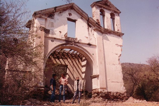 Partes del casco de la Estancia Pinas y de la capilla ubicada en ese lugar en Traslasierra que pertenecía a Manubens Calvet.