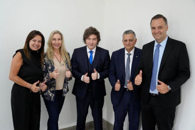 El fallo a favor de YPF en los tribunales de Nueva York fue la única buena noticia para el Gobierno en las últimas semanas. El presidente Milei sumó a Manuel Adorni a ese festejo. (La Voz) 