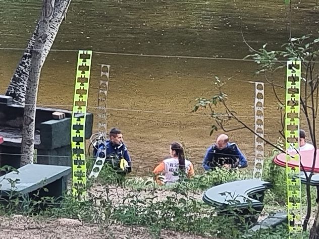 Buzos y policías en el lugar del río donde apareció el cuerpo del joven desaparecido en Villa Cura Brochero.