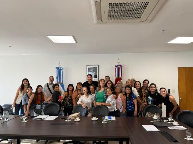 Rreferentes de colectividades extranjeras se reunieron con el legislador Leonardo Limia en la Legislatura. 