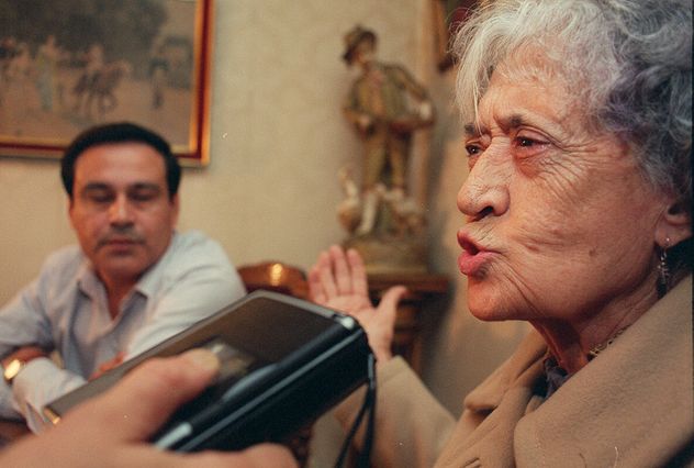 Manuel Maidana, hoy de apellido Manubens Calvet y su lucha durante décadas para conseguir la herencia. En la foto con la quien fuera compañera de vida de Manubens Calvet: Margarita Woodhouse que murió sin dinero, en la pobreza extrema.