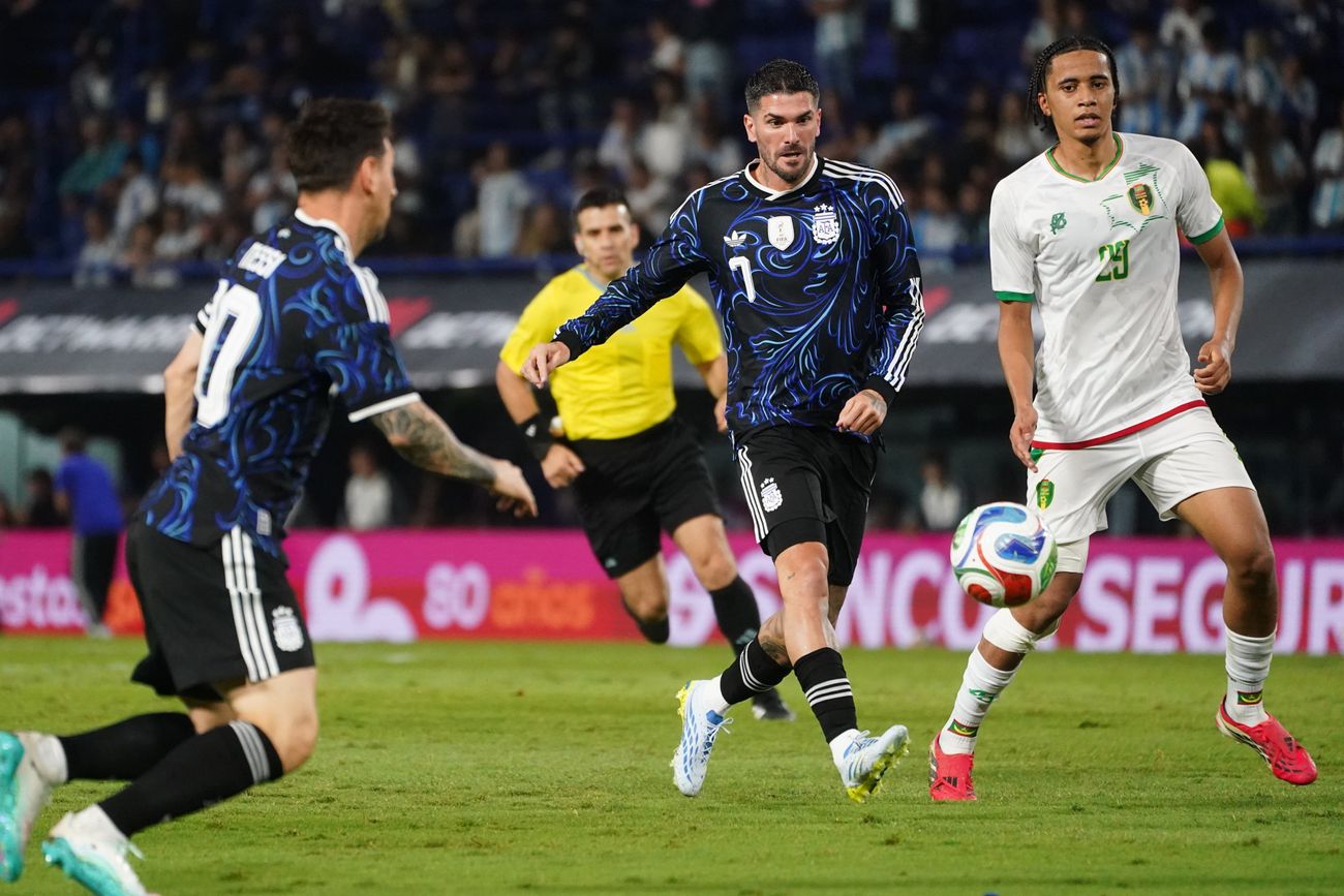 Lionel Messi y Rodrigo de Paul en el partido entre Argentina y Mauritania.