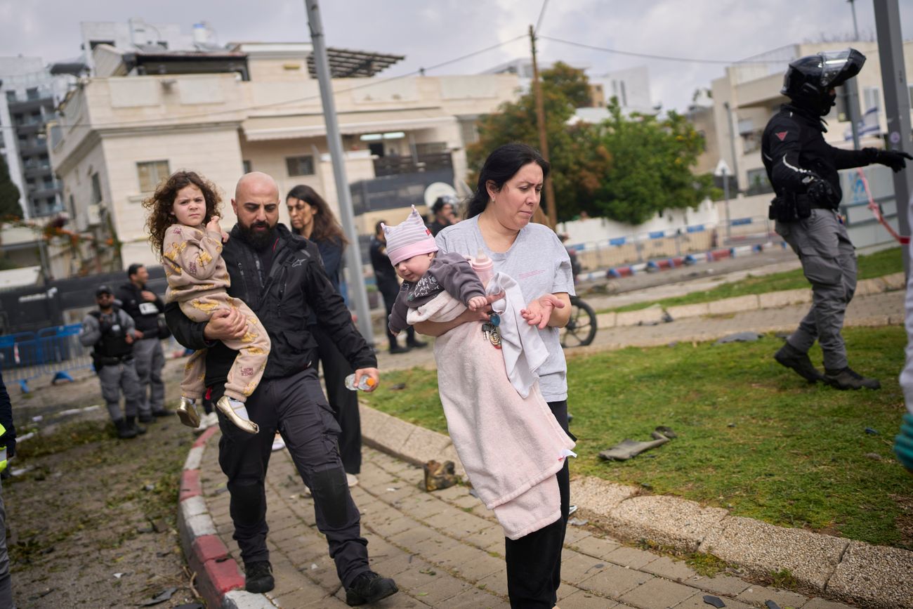La gente corre a refugiarse mientras las sirenas de ataque aéreo advierten sobre misiles iraníes entrantes en Tel Aviv, Israel, el domingo 15 de marzo de 2026. (Foto AP/Ohad Zwigenberg)