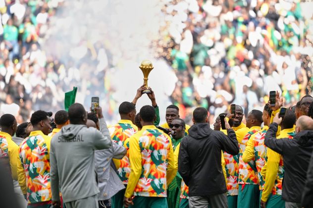 La selección de Senegal expuso el trofeo de campeón de la Copa África.