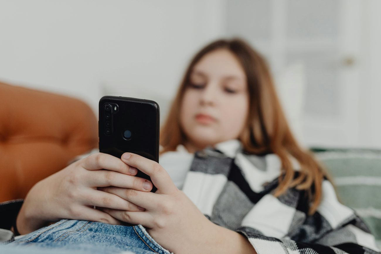 Los menores y el uso del celular, todo un desafío para los padres. (Pexels)