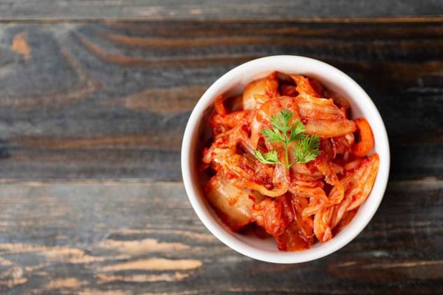 Un probiótico del kimchi actúa como “imán” contra los nanoplásticos y ayuda a eliminarlos del organismo. 